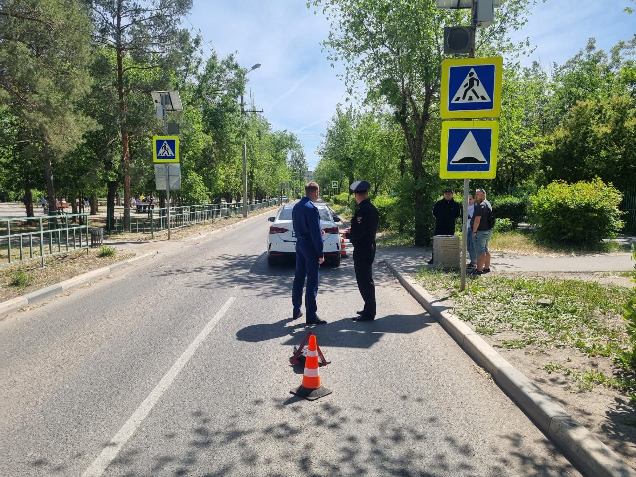 Двух школьниц снесла машина на пешеходном переходе в Волжском: видео