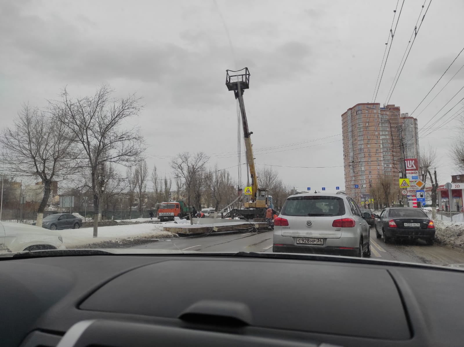 Рекламный щит рухнул на дорогу в Волгограде: видео с места