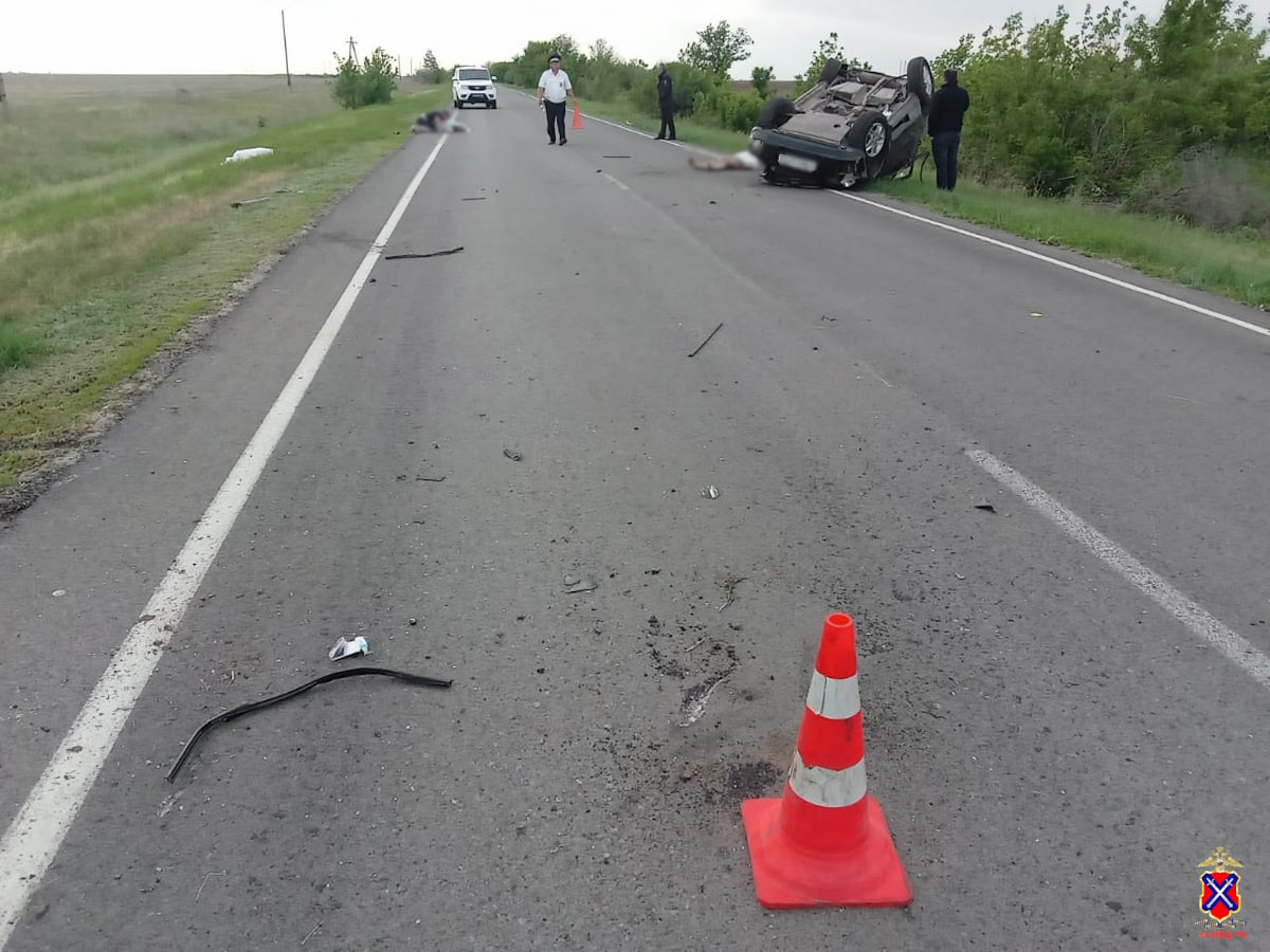 Трое погибли в опрокинутой иномарке под Волгоградом