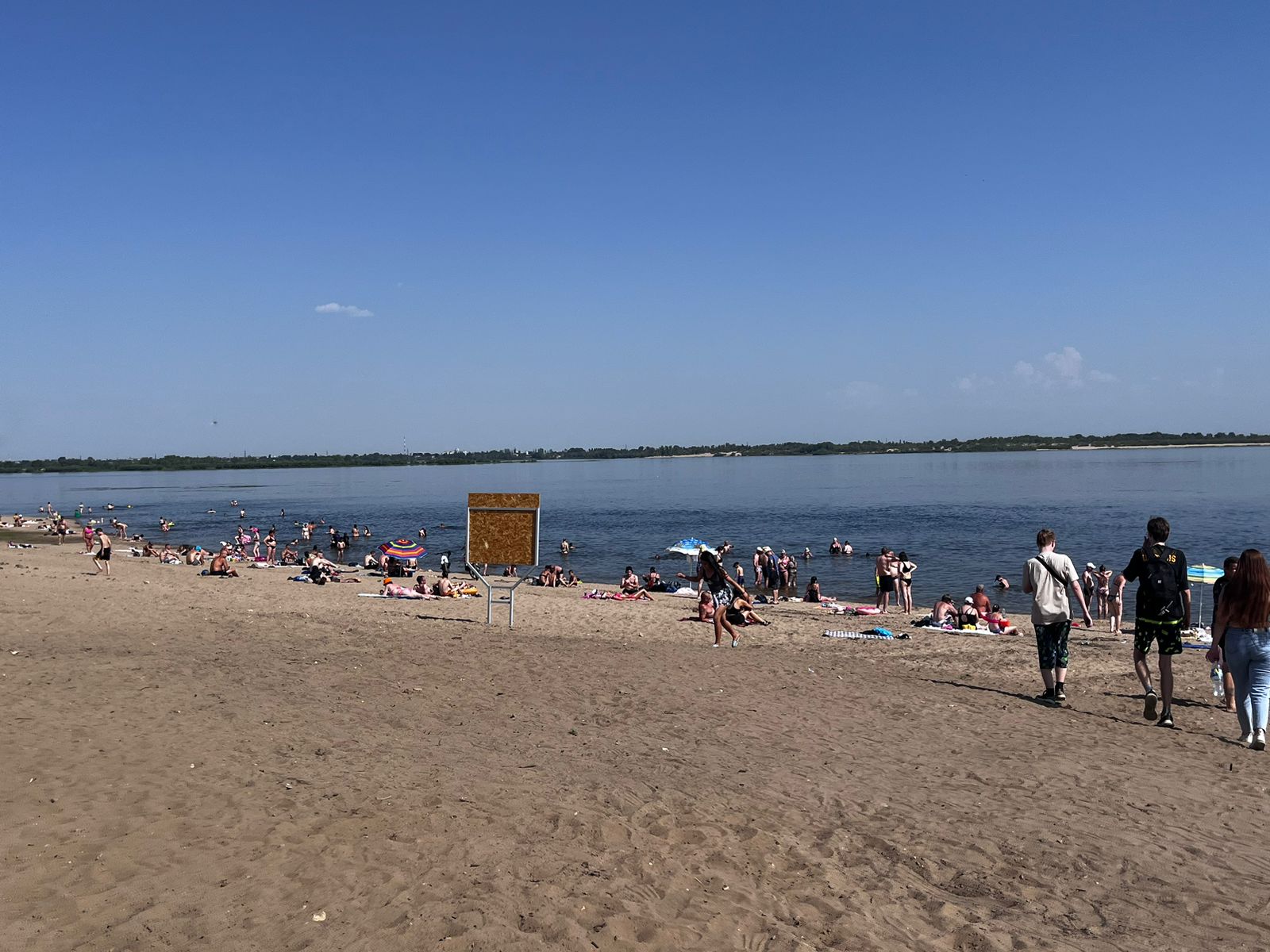 Берег на Нижнем Тракторном в 42-градусную жару притянул десятки отдыхающих  с детьми