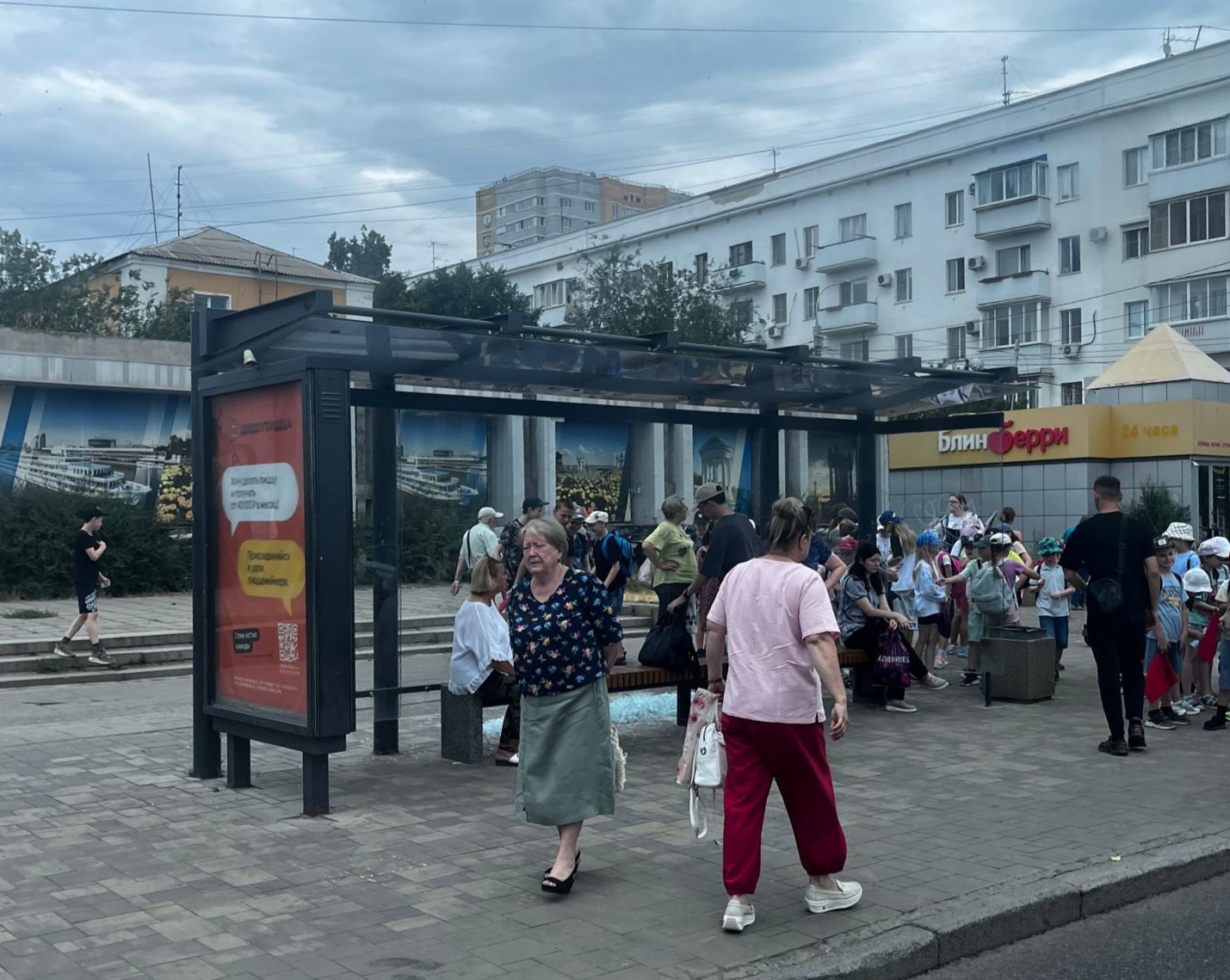 Неизвестные выбили стекла на остановке «Площадь Ленина» в Волгограде