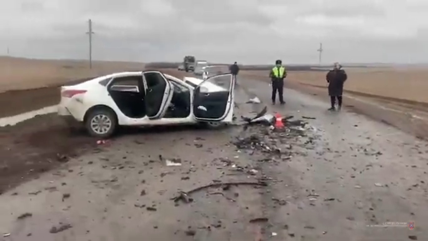 Трое детей ранены, водитель погиб: видео жуткой «мясорубки» после ДТП в  Волгоградской области