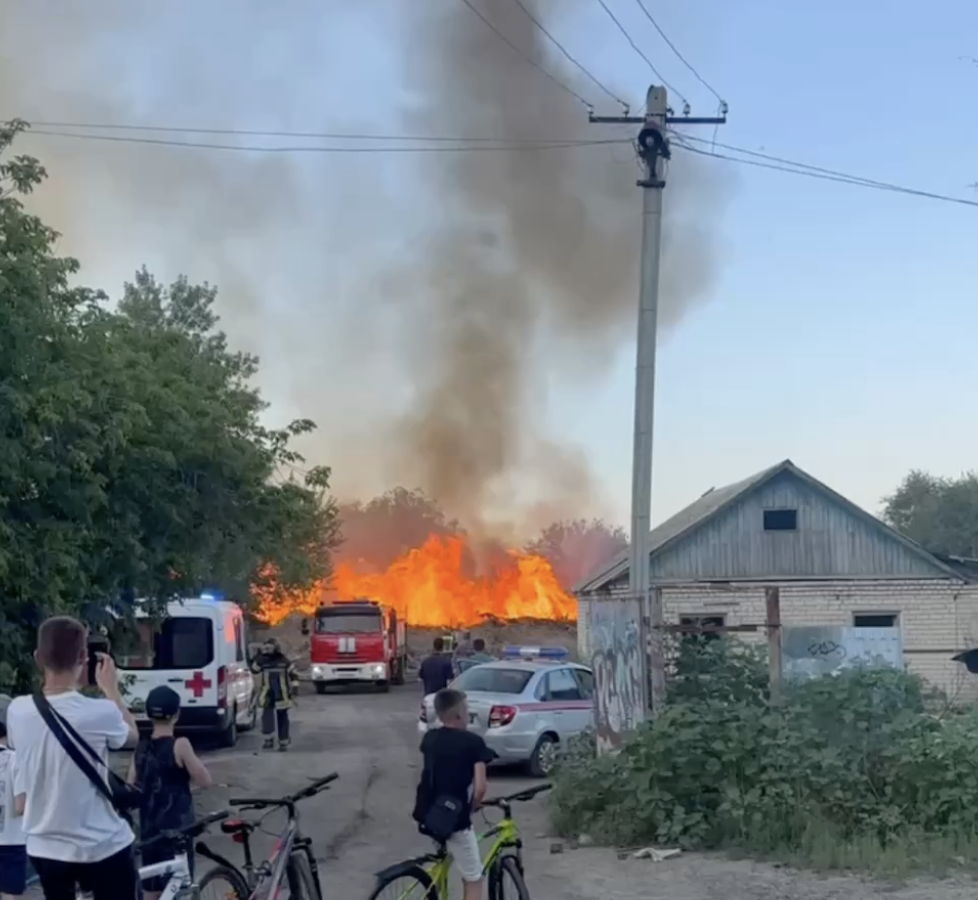 Сухостой и мусор вспыхнул рядом с жилыми домами в Волгограде