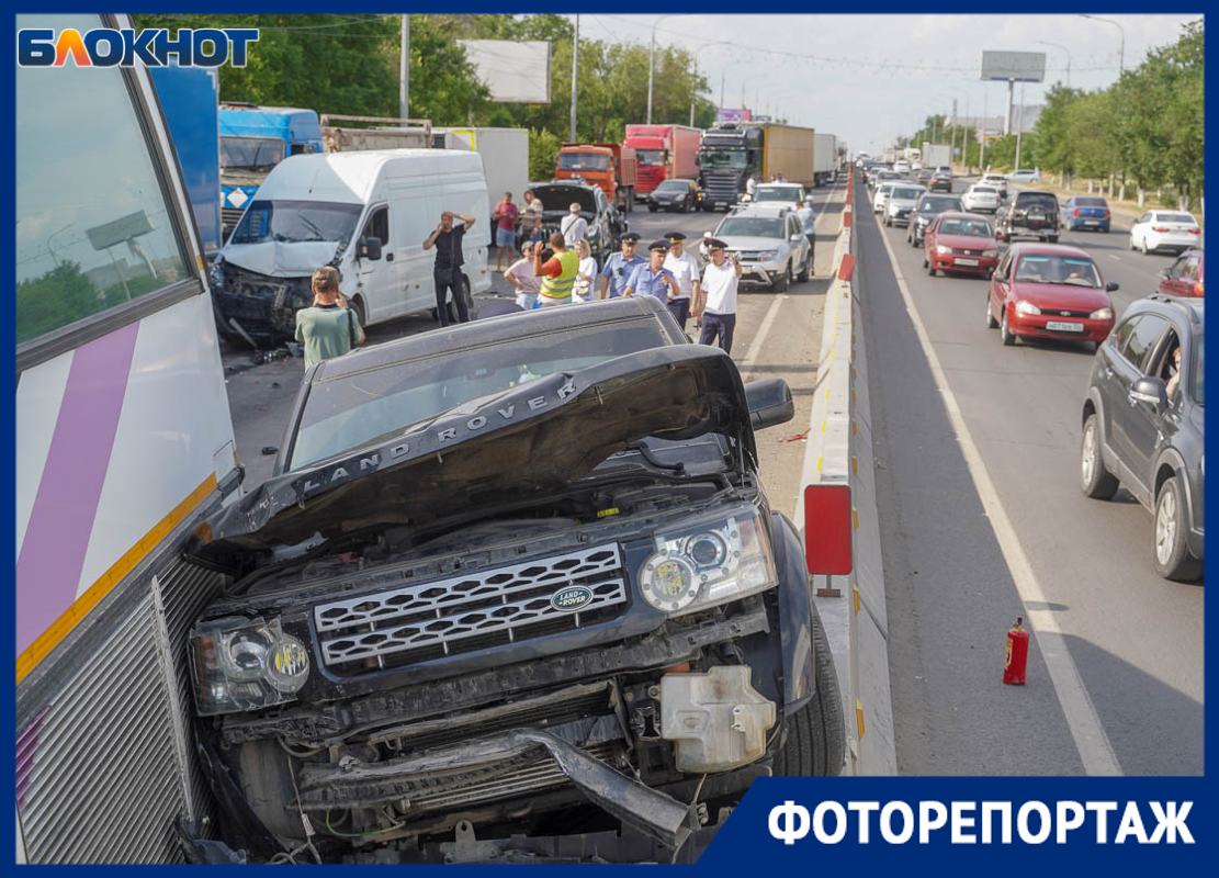 Показываем фоторепортаж шок-столкновения 10 машин в Волгограде