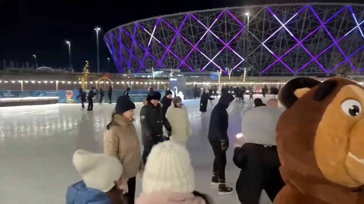 Андрей Бочаров покатался на коньках с женой в центре Волгограда