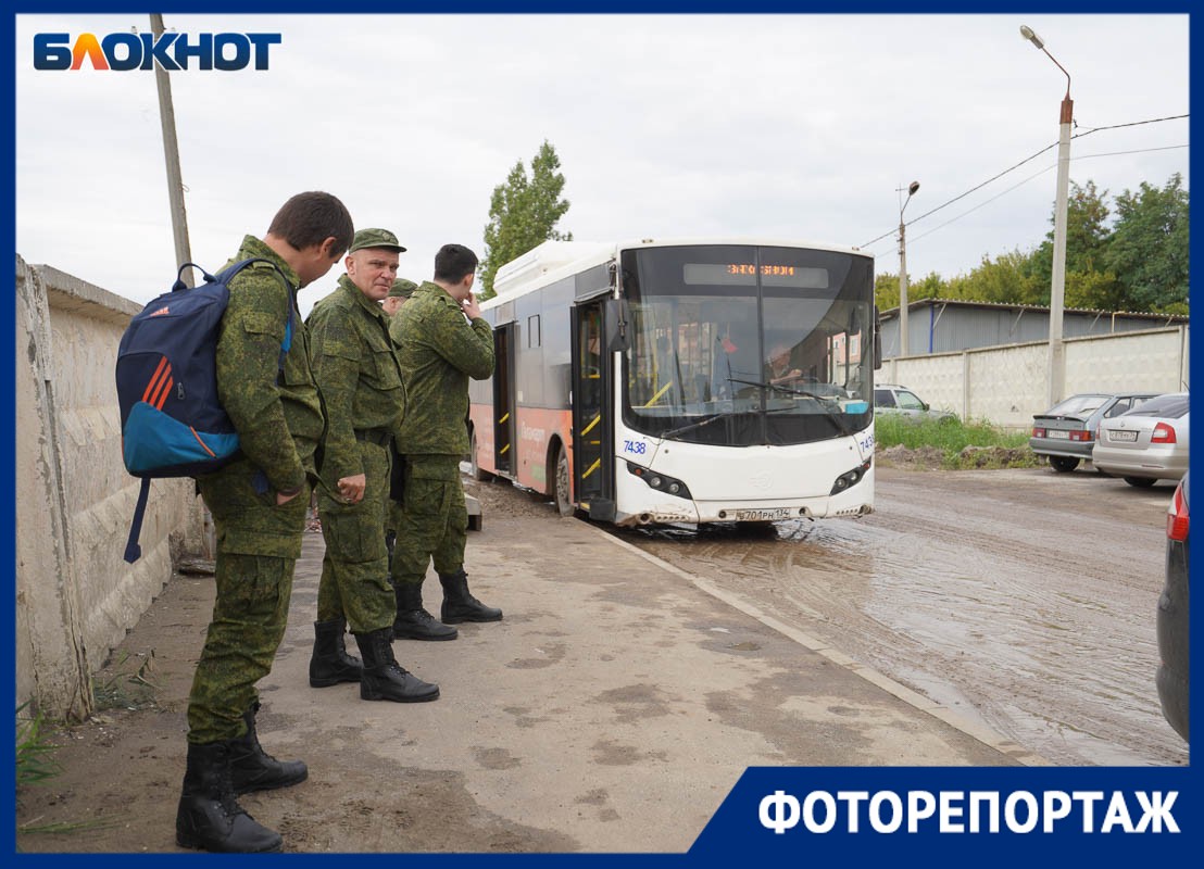 Первые мобилизованные в Волгограде собрались у военкоматов с детьми и  беременными женами