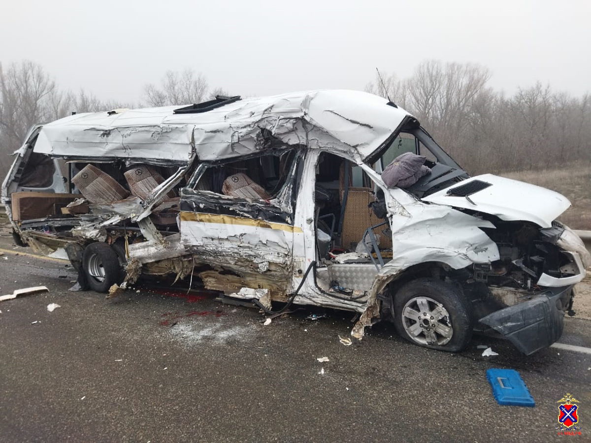 Двое погибли, трое с ребенком пострадали в смятой маршрутке под Волгоградом