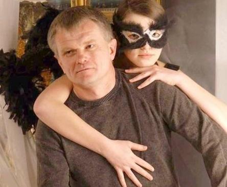 Оның мысығына барлық түрді итеріп жібереді (фото)