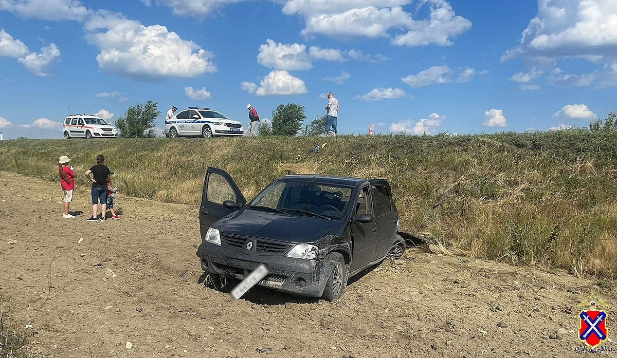 Столкновение двух иномарок с грузовиком на трассе под Волгоградом попало на  видео