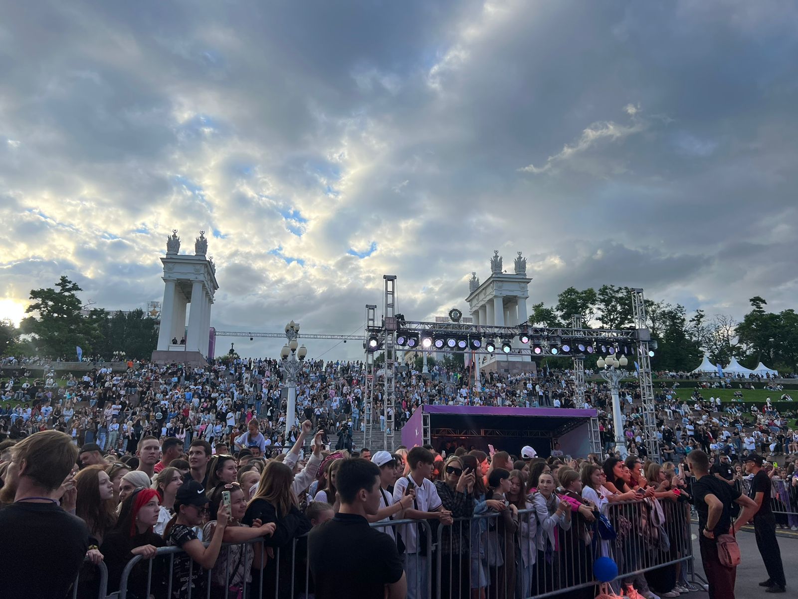 Толпы волгоградцев собираются на Центральной набережной