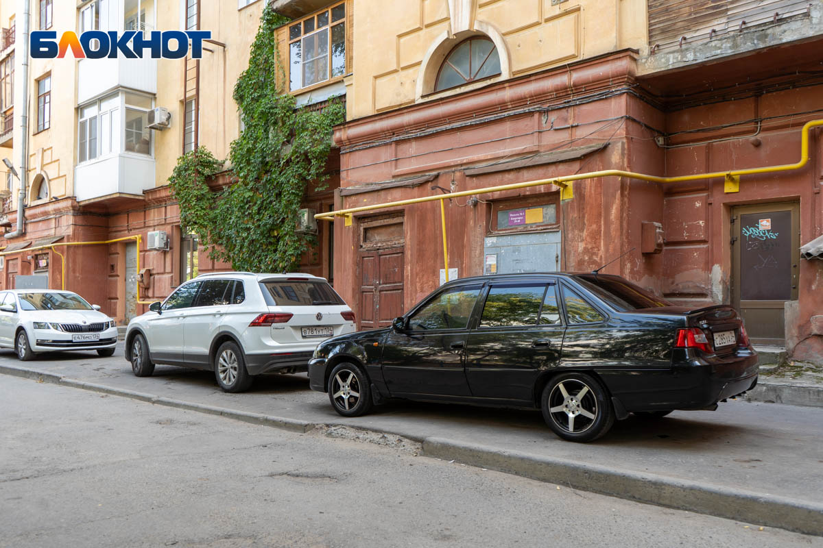 Запаркованные тротуары рядом с РАНХиГС не намерены больше терпеть  волгоградцы