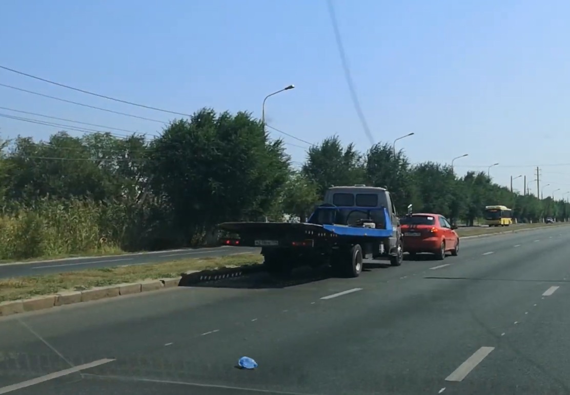 Автомобильные разборки попали на видео: водитель легковушки решил  поиздеваться над водителем грузовика в Волгограде