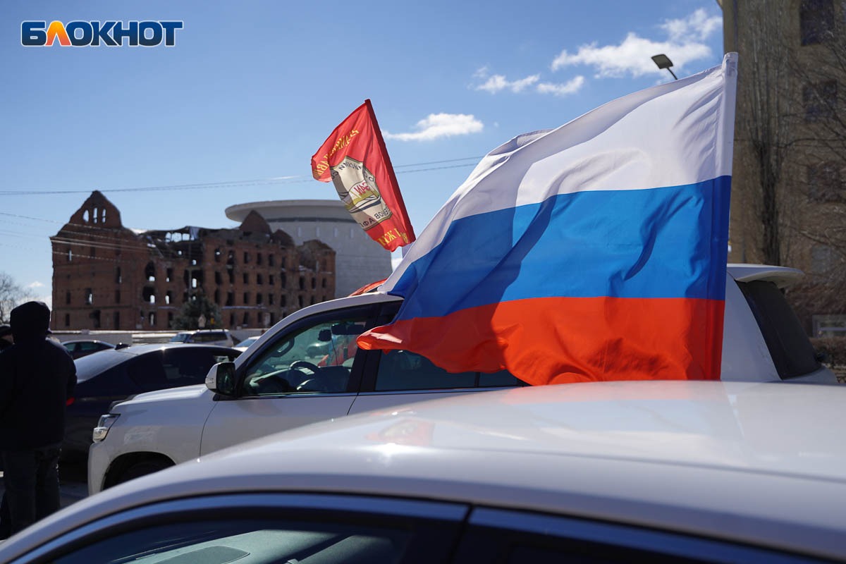 Флаг РФ сорвали в подъезде в Волгограде: юрист о буйстве и патриотизме