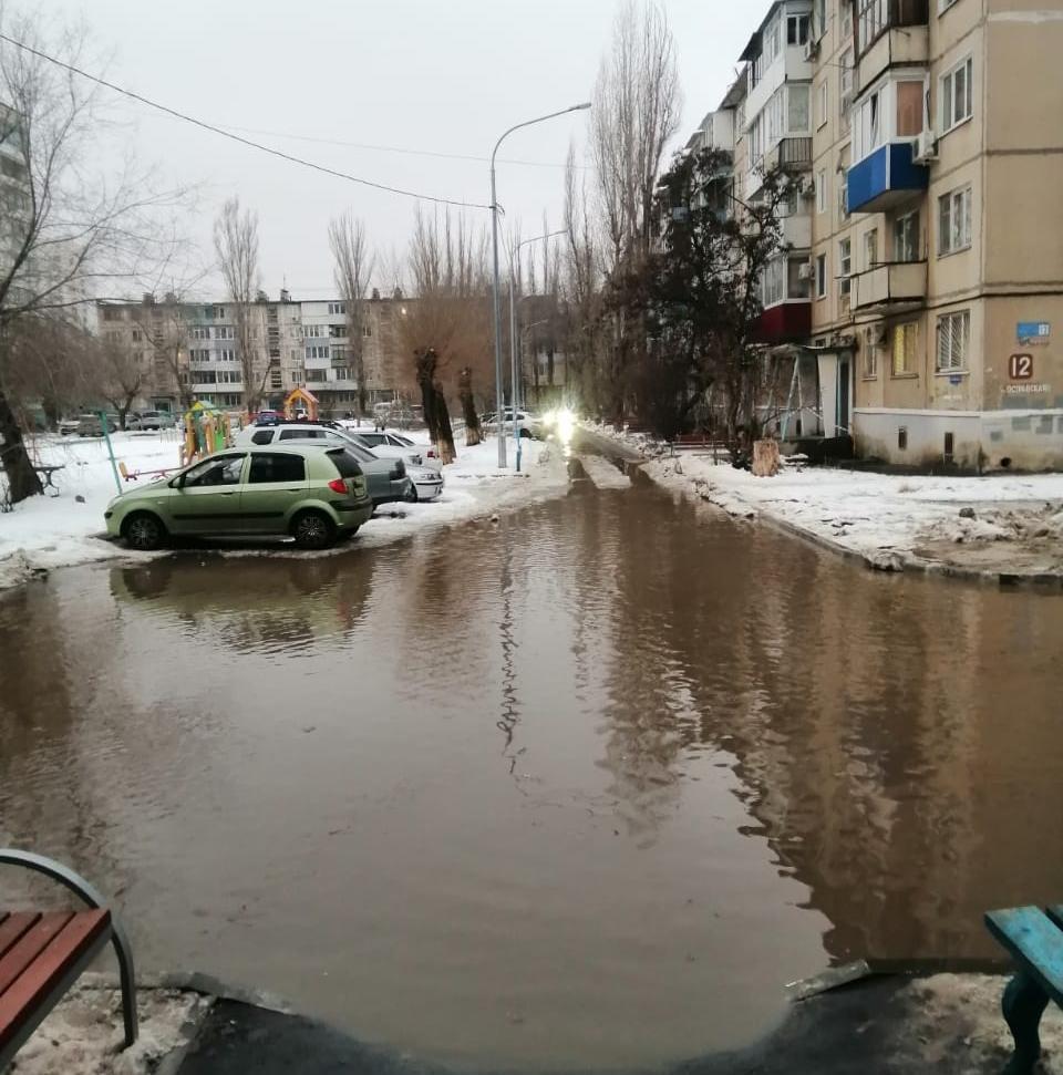 Улица-озеро на юге Волгограда попала на видео