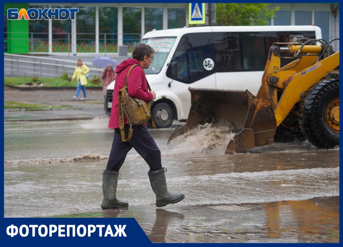 Затонувшее вип-авто и вычерпывание воды ковшами: в Волгограде затопило  Качинский рынок