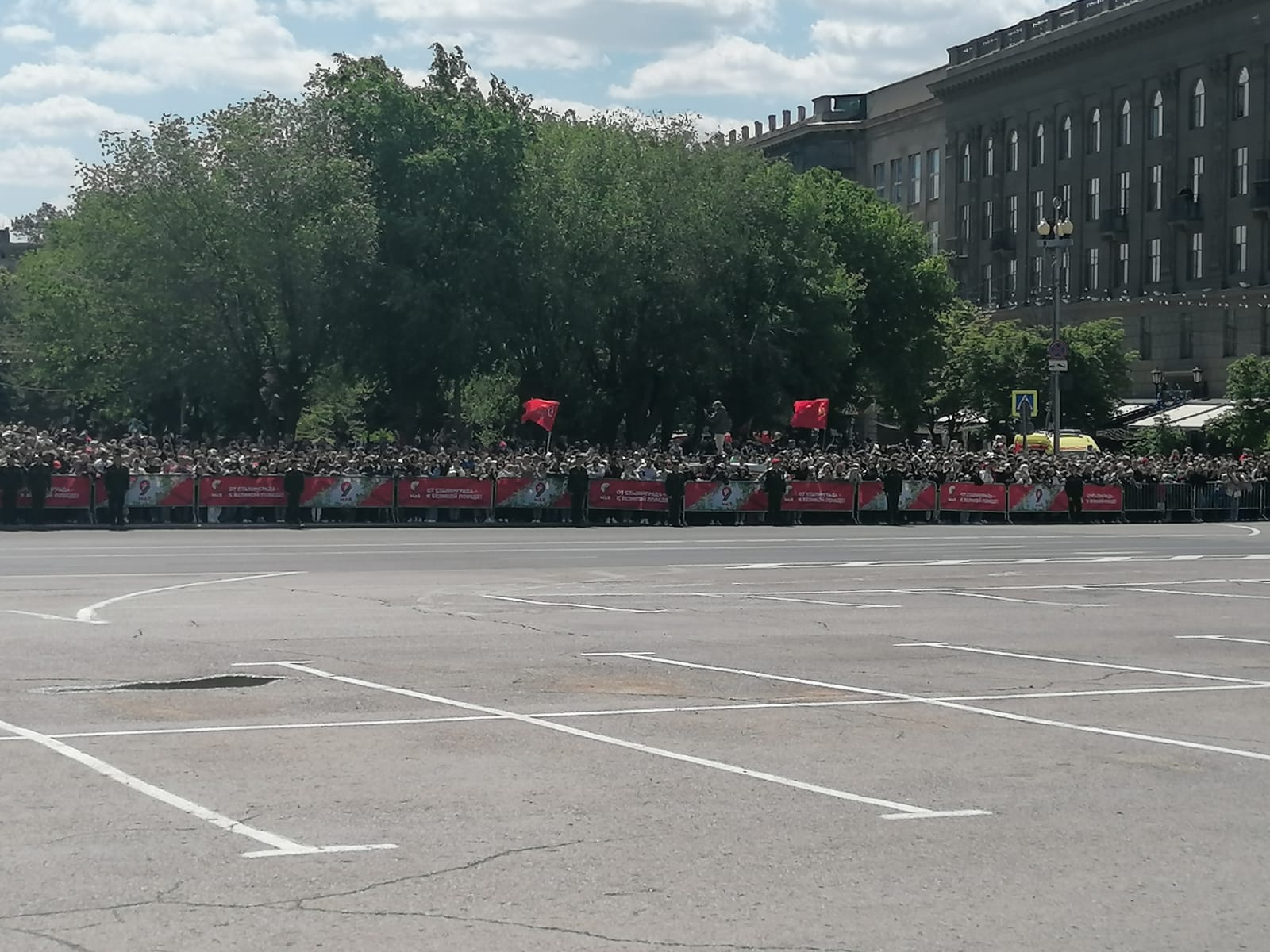 Одинокую лужицу посреди площади в разгар парада заметили в Волгограде