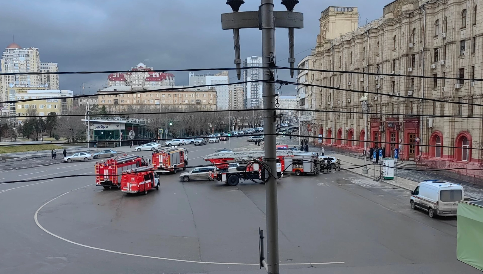 Экстренные службы собрались у здания Главпочтампа