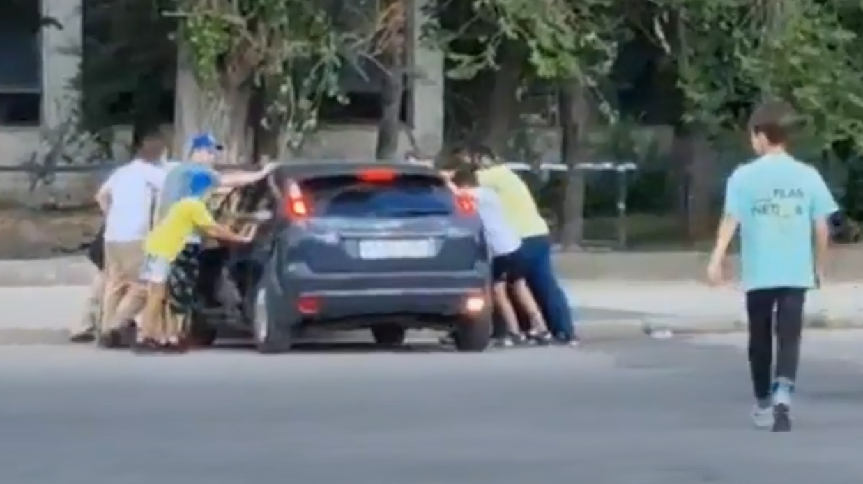 Скейтеры попытались перевернуть машину в Волгограде: видео