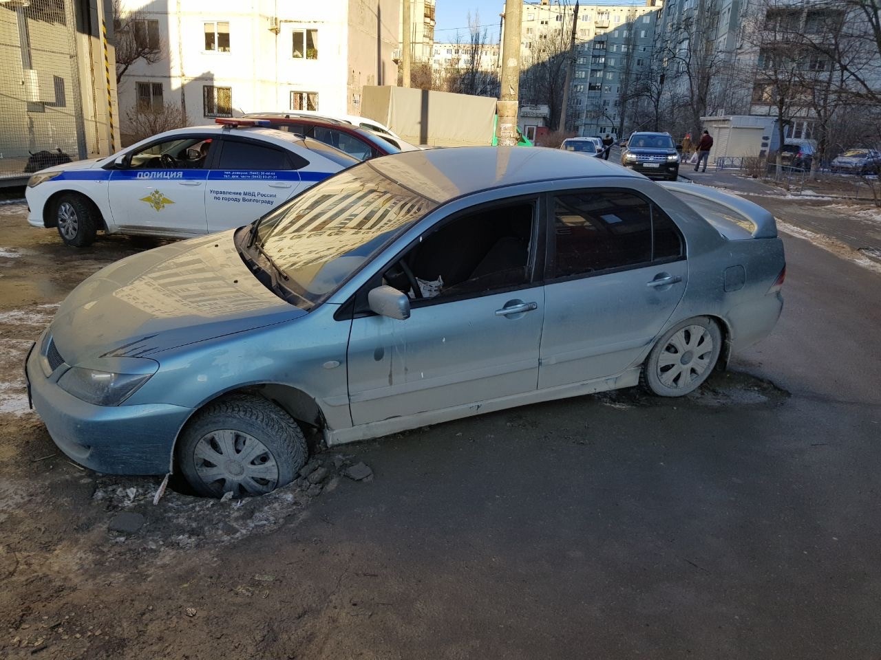 Открытый люк отметил свою годовщину съедением машины в Волгограде