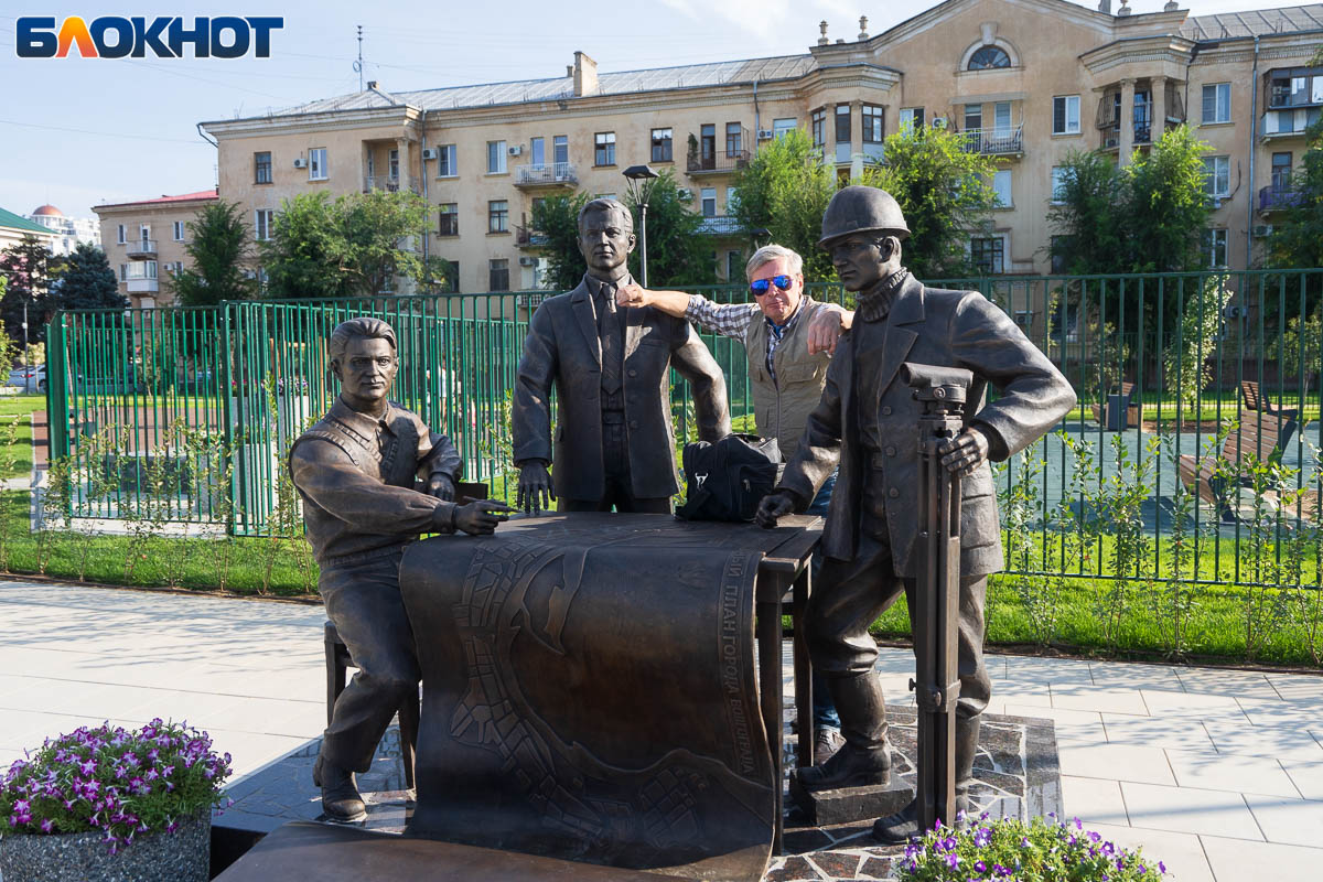 В центре Волгограда поставили памятник с мужчинами в женских пиджаках