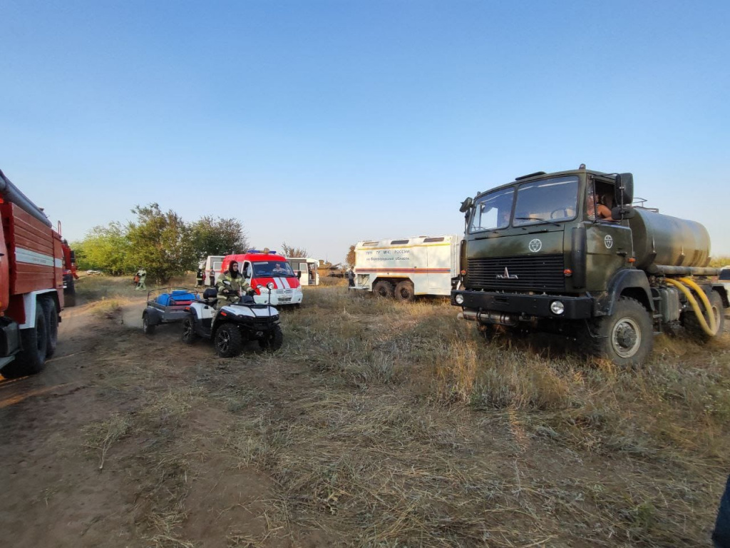 Два крупных ландшафтных пожара пылают вблизи Волгограда: видео