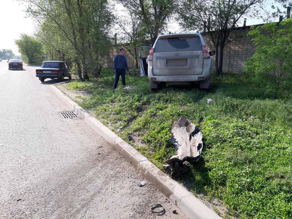 Стали известны подробности ДТП внедорожника и ВАЗ-2106 в Волжском