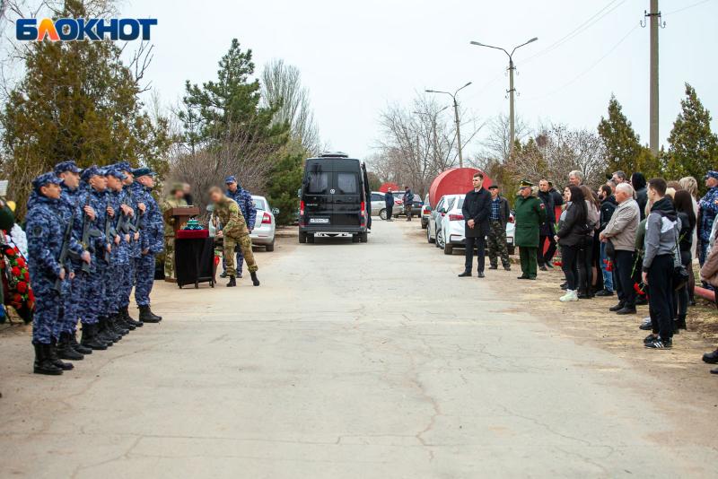 pokhorony_soldata_Volzhskiy_kladbishche_2_8_.jpg