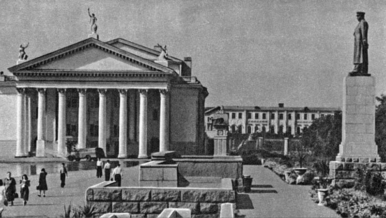 памятник сталину площадь.png