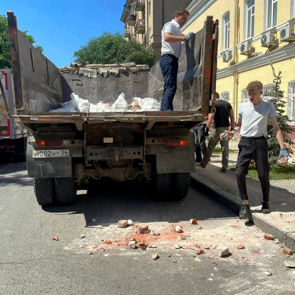 В центре Волгограда после реконструкции рухнул карниз исторического здания