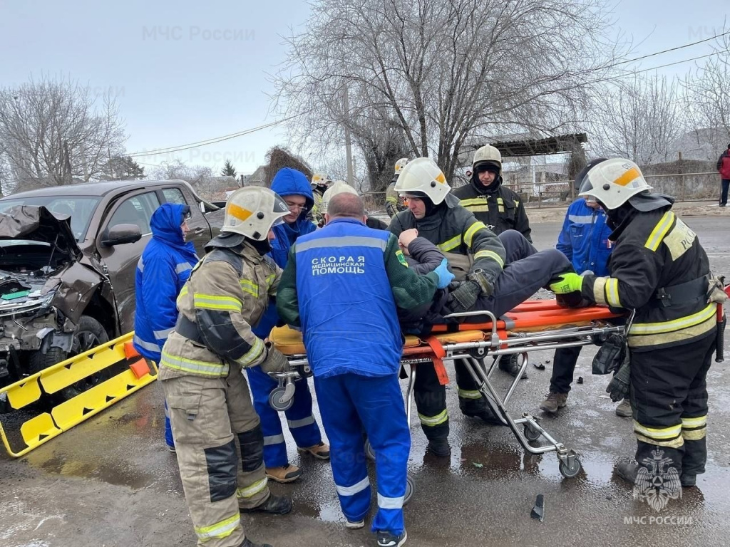 Двое волгоградцев оказались заблокированными в разбитой машине после  жесткого ДТП