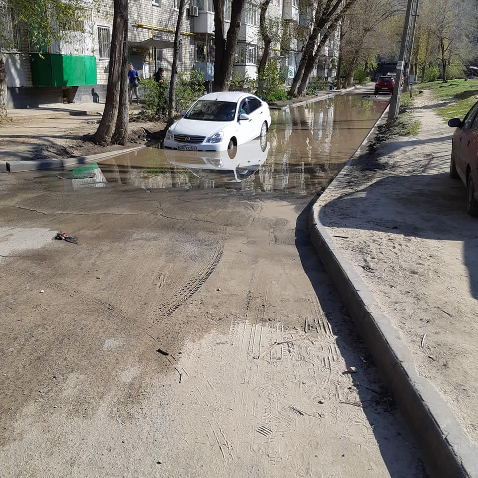 Жители дома в центре Волгограда устали от лужи-моря в собственном дворе