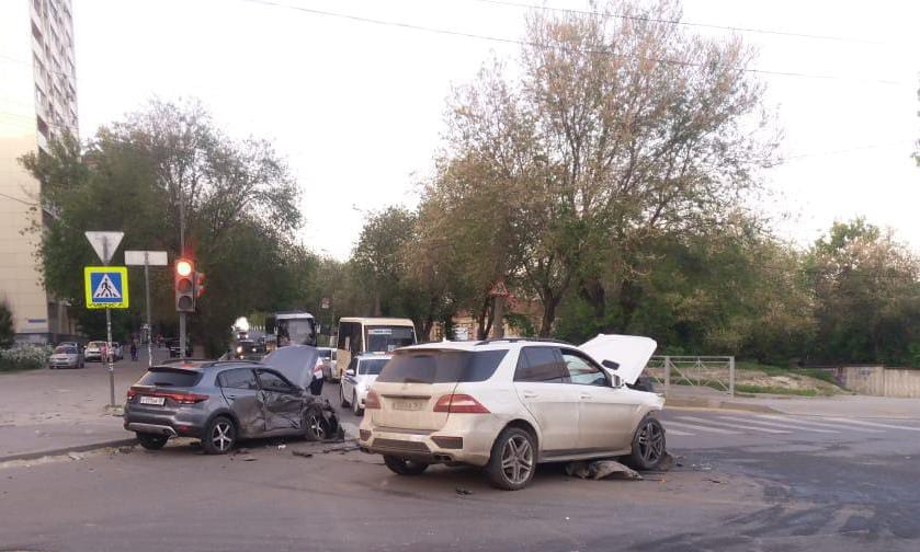 Волгоград высота 102 последние новости волгограда. Вхлам Волгоград. Авария на Пархоменко Волгоград высота 102. Авария на Жукова Мерседес Волгоград 2016 год.