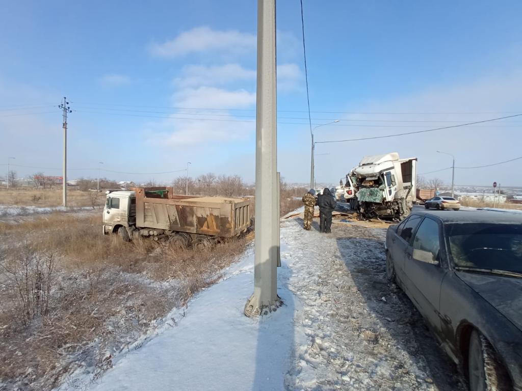 Фура «выбросила» в кювет грузовик с песком в Волгограде: водитель в больнице