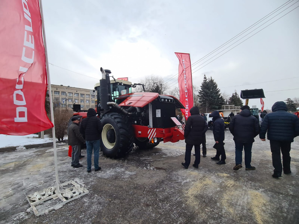 Мощный трактор в центре внимания волгоградских аграриев