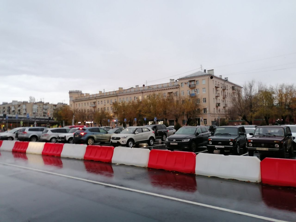 В Волгограде стала бесплатной парковка у железнодорожного вокзала