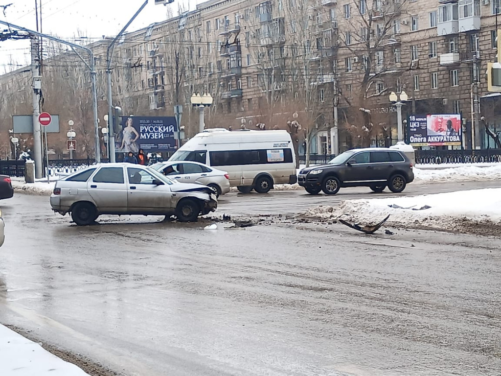 Ком правда сегодня. Авария на Комсомольском шоссе. Сбили пешехода в Волгограде. ДТП на улице Удмуртская Волгоград 28.01.2023.