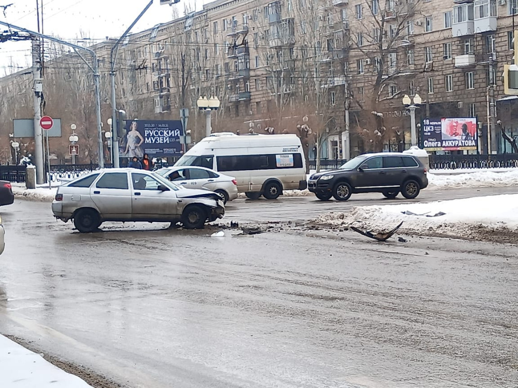 Землетрясение в чите 15.01 2024. Авария на Комсомольском шоссе. Сбили пешехода в Волгограде. ДТП на улице Удмуртская Волгоград 28.01.2023.