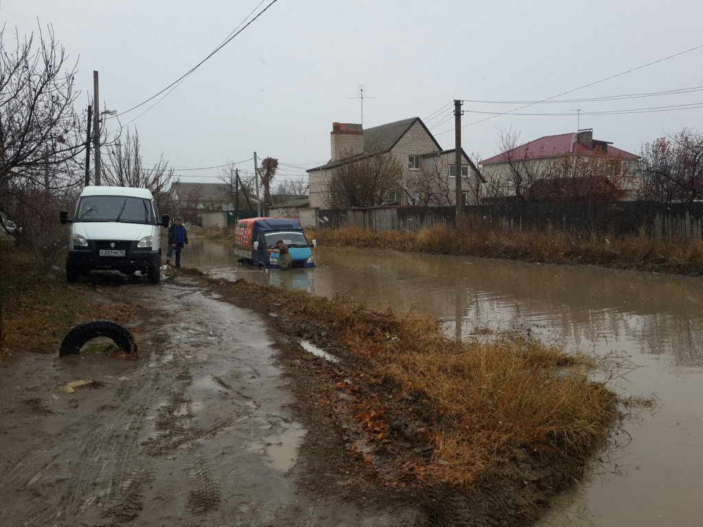 В лужах Волгограда тонут автомобили