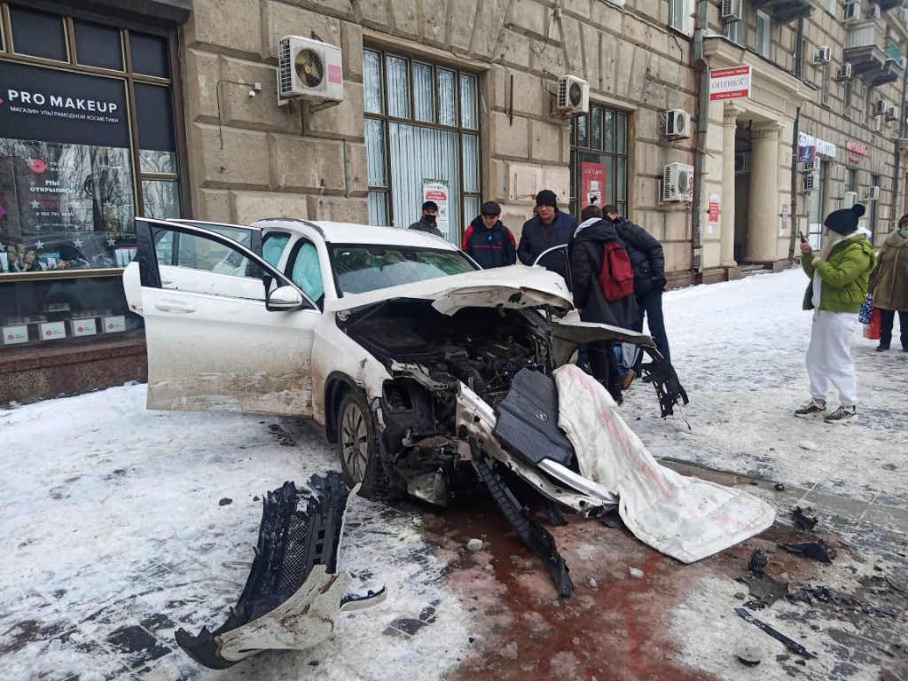 Mercedes чуть не сбил пешеходов и влетел в дом на Комсомольской в  Волгограде: последствия ДТП попали на видео