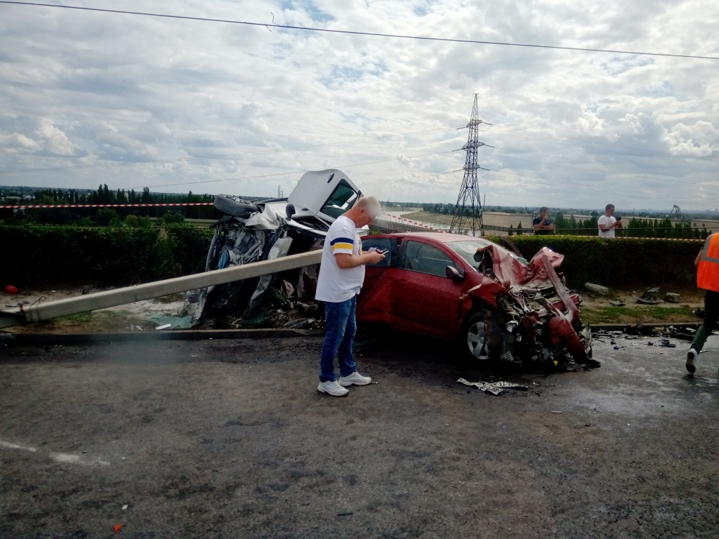 Ребенку оторвало руку: массовая авария с «четырнадцатой» произошла на мосту  через ГЭС в Волжском