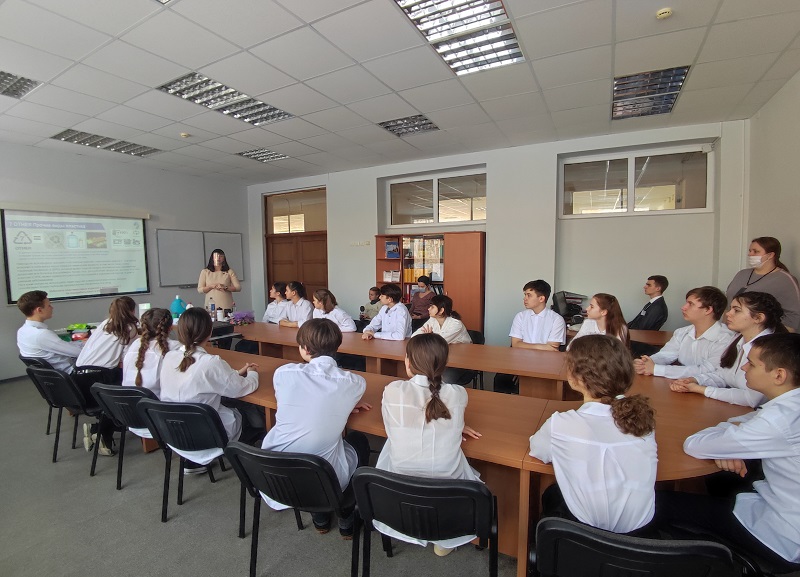 «Ситиматик-Волгоград» научил гимназистов основам раздельного сбора пластика 1.jpg