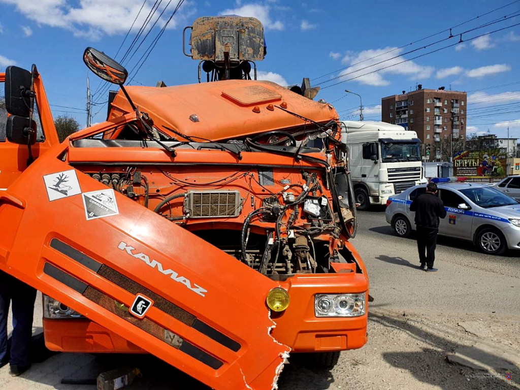 КамАЗ въехал на остановку «Авангард» в Волгограде из-за тройного ДТП