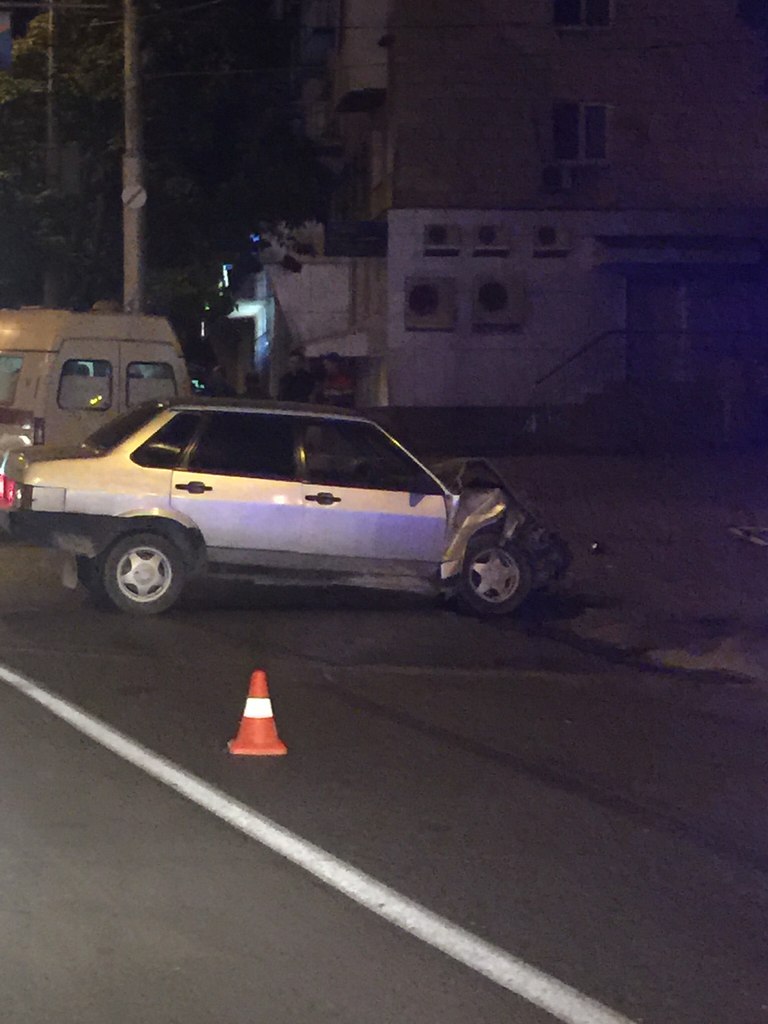 В центре Волгограда от столкновения с ВАЗ-21099 перевернулась карета скорой  помощи