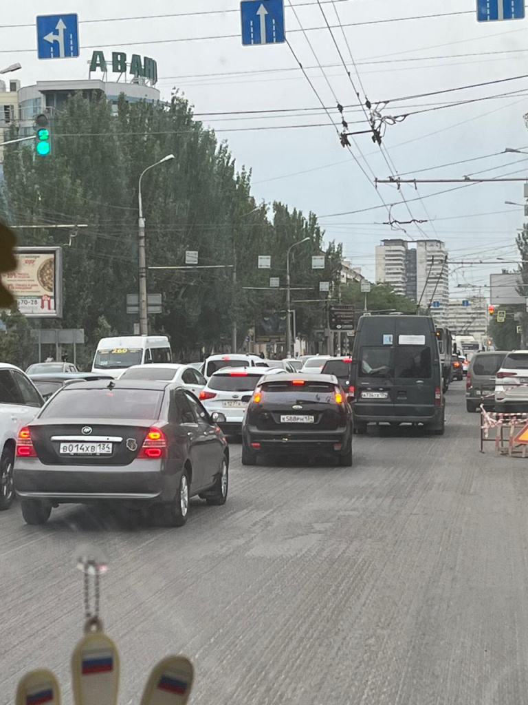 Приезд медведева в волгоград. Пробки в городе. Медведев в Волгограде. Еду в пробке. Самые широкие шоссе пробки.